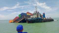 SPKKL TBK amankan kontainer laka kapal di perairan Selat Malaka